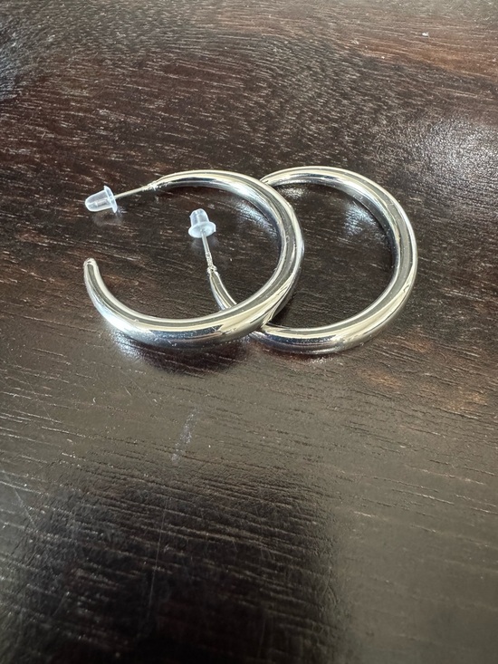Jewelry - *FREE w/ purchase Lightweight Silver Hoop Earrings